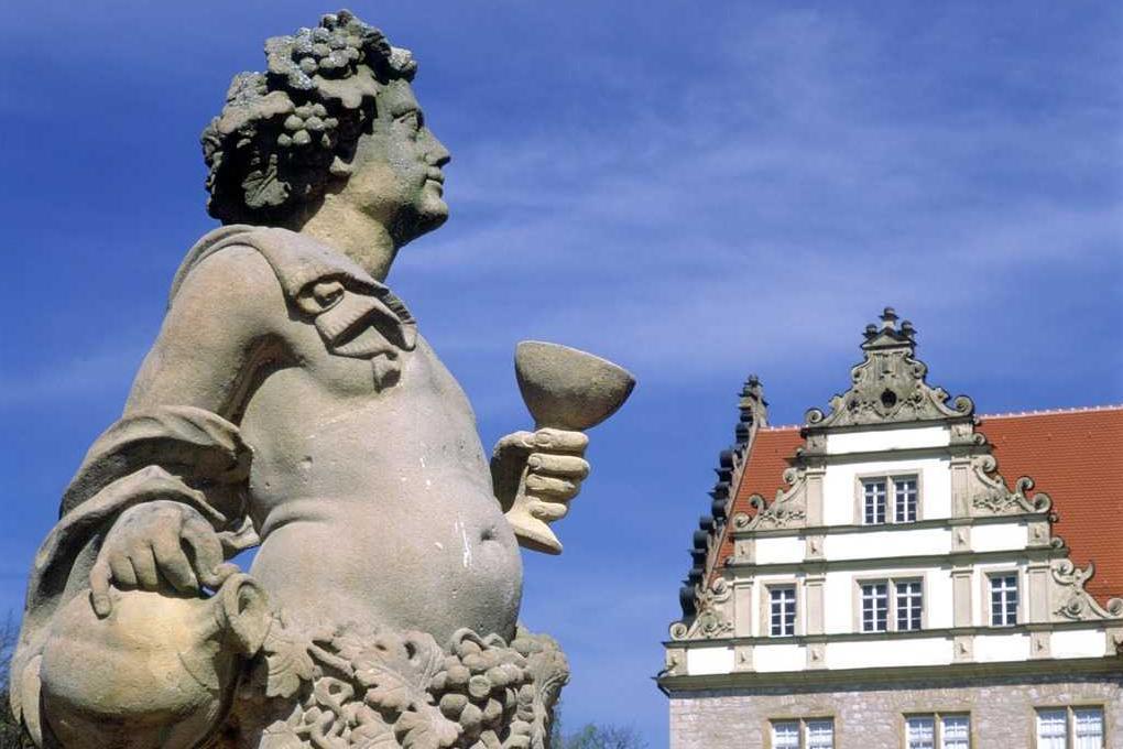 Steinfigur mit Weinkelch und Reben, Schloss Weikersheim