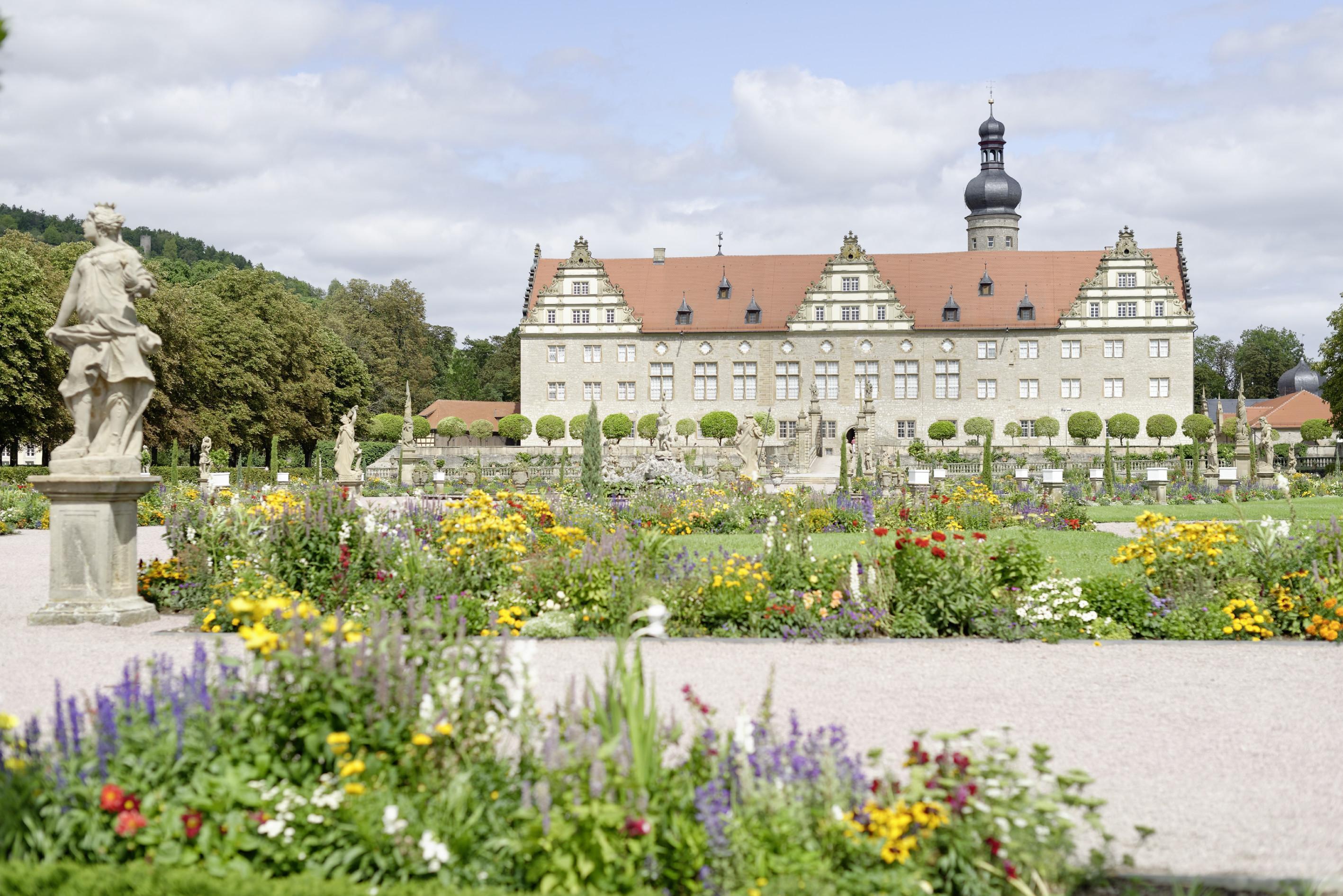 Blick über den Schlossgarten auf Schloss Weikersheim