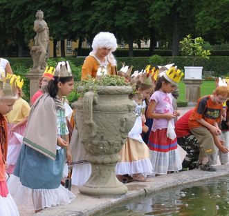 Kostümierte Kinder im Schlossgarten