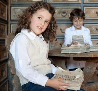 Kinder mit historischen Dokumenten in Schloss Weikersheim