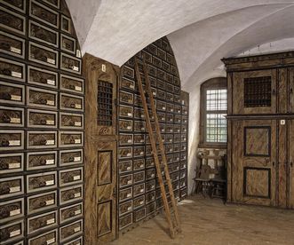 Blick in den Archivraum mit Schubkastenschränken, Schloss Weikersheim