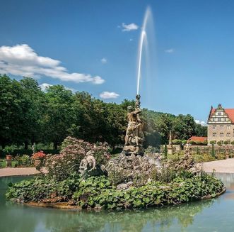 Schloss und Schlossgarten Weikersheim, Außenansicht mit Brunnen