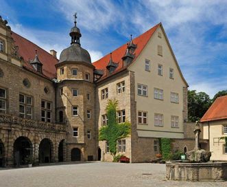 Schloss Weikersheim, Schlosshof mit Küchenflügel und Beamtenbau, ganz rechts im Bild