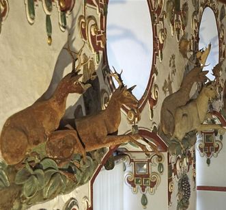 Wandgestaltung mit plastischen Hirschen, Rittersaal, Schloss Weikersheim