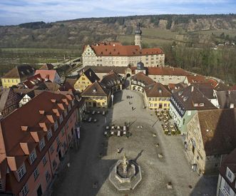 Luftaufnahme von Marktplatz und Schloss Weikersheim