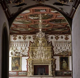 Blick auf den reich verzierten Kamin, Rittersaal, Schloss Weikersheim