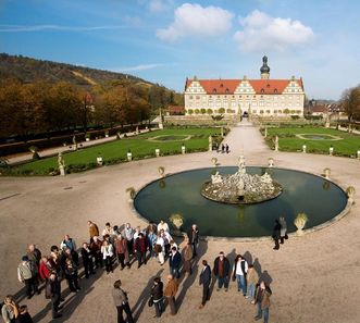 Besuchergruppen im Schlossgarten Weikersheim