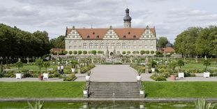 Panoramablick über den Schlossgarten auf Schloss Weikersheim
