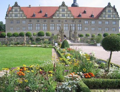Rabatte im Weikersheimer Schlossgarten im Juni 200
