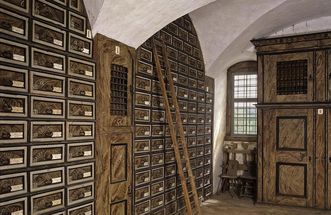 Archivraum im Schlosskeller mit eingebauten Wandschränken