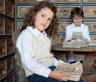 Kinder mit Papierstapeln im Archivraum, Schloss Weikersheim