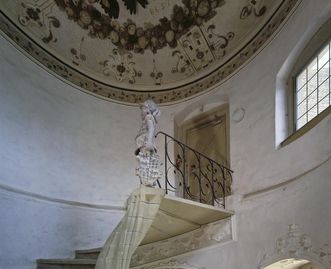 Treppenhaus, Schloss Weikersheim, mit „Stiefelmännchen“-Statue und Allianzwappen als Deckengemälde