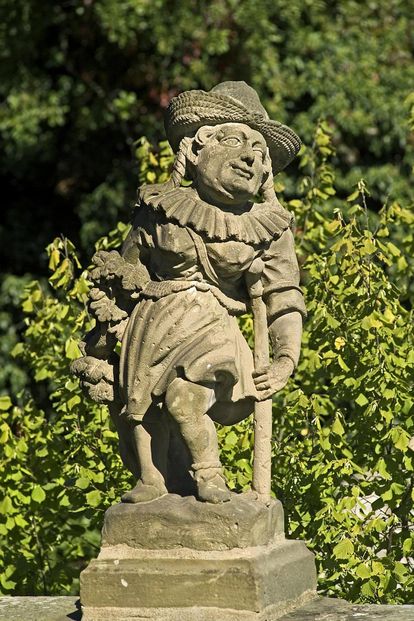 Hirtin, Figur im Schlossgarten Weikersheim
