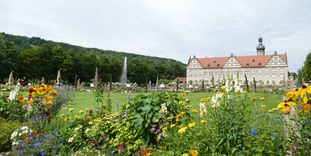 Herkulesbrunnen und Schloss Weikersheim