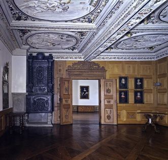Georg-Friedrich-Zimmer mit Stuckdecke und Holzvertäfelung