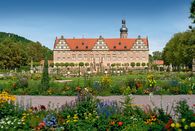 Château et Parc de Weikersheim, Vue du jardin sur le château; l'image: Staatliche Schlösser und Gärten Baden-Württemberg, Auteur inconnu
