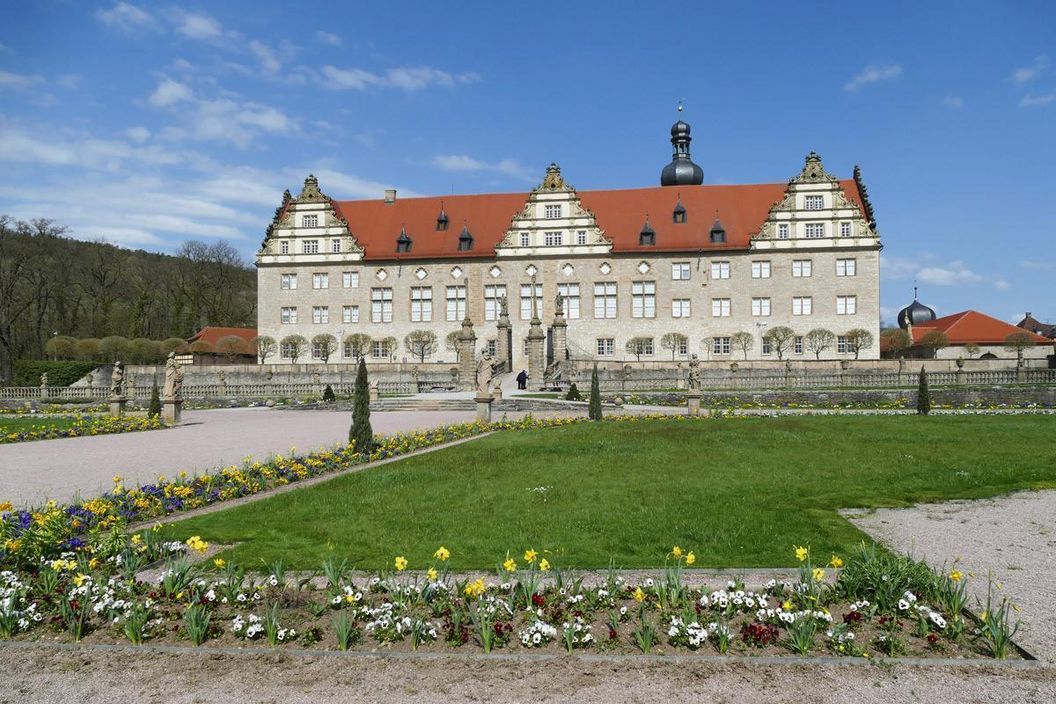 Eine Rabatte im Weikersheimer Schlossgarten am 1. April 2016