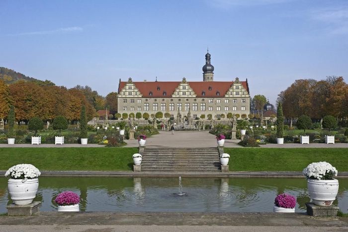 Blick über den Schlossgraben auf Schloss Weikersheim