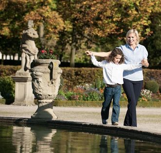 Mutter und Tochter an einem Brunnen, Schlossgarten Weikersheim, Foto: Staatliche Schlösser und Gärten Baden-Württemberg, Niels Schubert