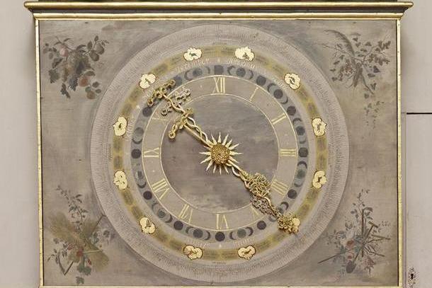 Kunstvoll verziertes Ziffernblatt der Uhr im Rittersaal, Schloss Weikersheim