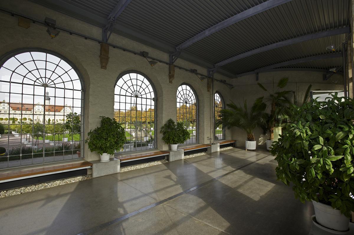 Innenansicht der Orangerie mit Pflanzen, Schlossgarten Weikersheim