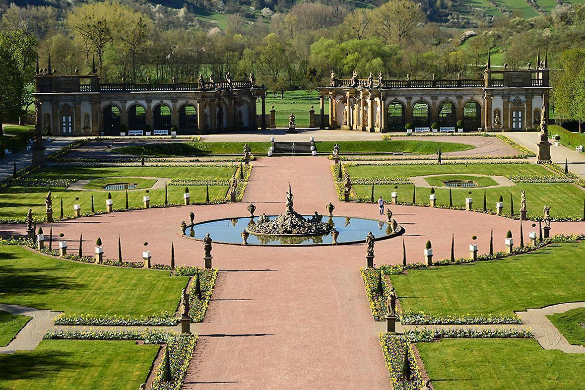 Panoramaansicht der Schlossgartenanlage Weikersheim mit Orangerie