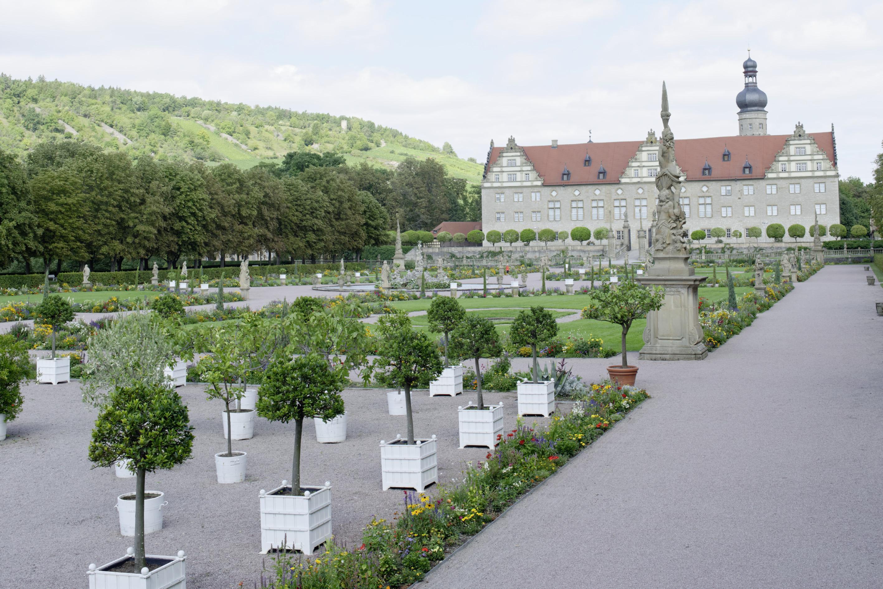 Das Gartenparterre mit Blick auf Schloss Weikersheim