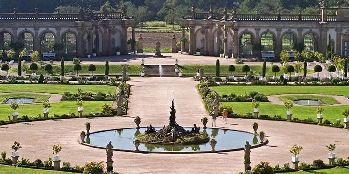 Blick vom Herkulesbrunnen auf die beiden Orangerieflügel