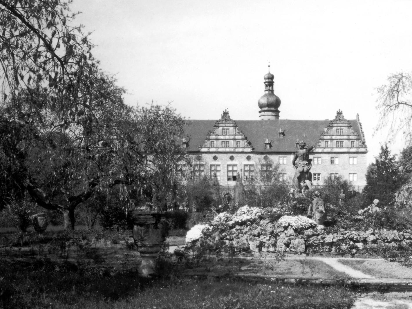 Foto: Urheber unbekannt Schloss und Schlossgarten Weikersheim, Park und Schloss 1930