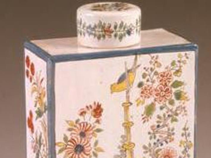 Foto: Urheber unbekannt Schloss und Schlossgarten Weikersheim, Teedose, zu sehen in der Ausstellung "Allerhand Zierraten“
