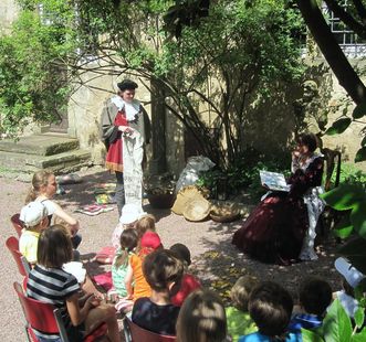 Kindergruppe bei Vorleserunde, Schlossgarten Weikersheim