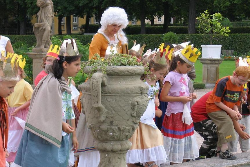Kostümierte Kinder im Schlossgarten
