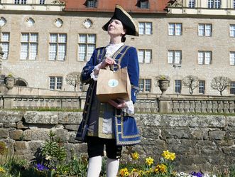 Schloss und Schlossgarten Weikersheim, kostümierter Gästeführer mit Picknicktasche