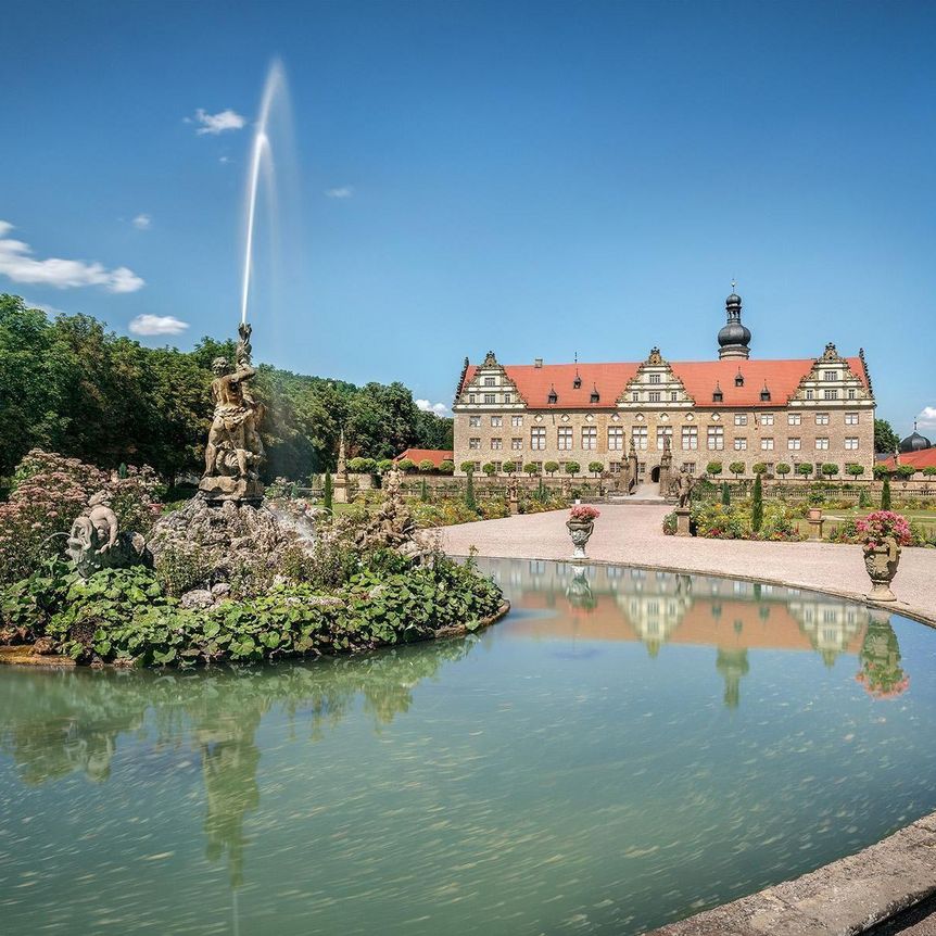 Schloss und Schlossgarten Weikersheim, Außenansicht mit Brunnen