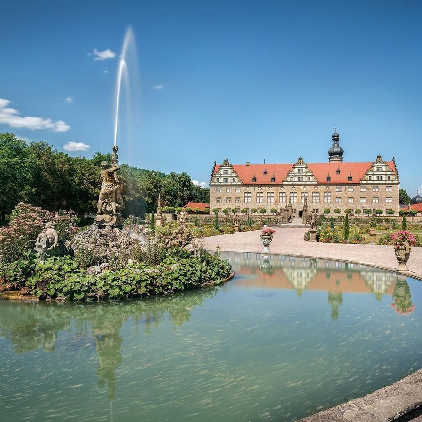 Schloss und Schlossgarten Weikersheim, Außenansicht mit Brunnen