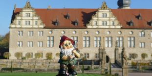 Schloss und Schlossgarten Weikersheim, Gartenzwerg vor dem Schloss