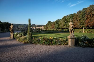 Schloss und Schlossgarten Weikersheim, Außenansicht, Garten mit Statuen