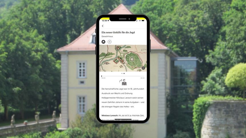 Smartphone mit Vielfalt-Station vor dem Gewehrhaus im Schlossgarten Weikersheim 