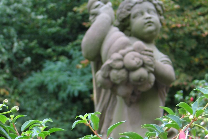 Schloss und Schlossgarten Weikersheim, Skulptur mit Fuchsien