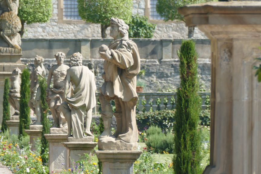 Schloss und Schlossgarten Weikersheim, Garten, Reihe von Figuren im Gartenparterre