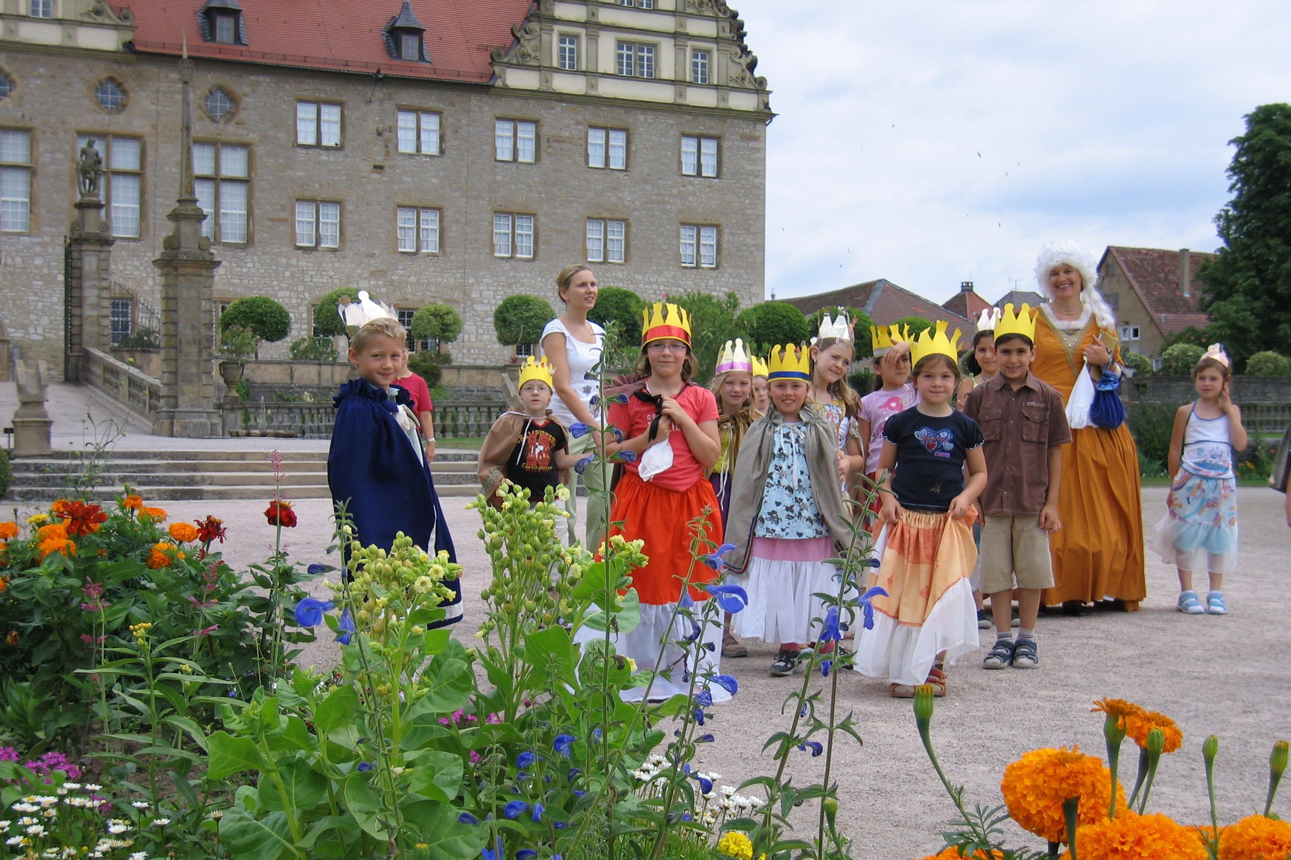 Schloss und Schlossgarten Weikersheim, verkleidete Besucherinnen und Besucher im Garten