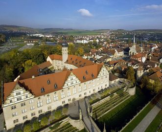 Luftansicht des Schlosses mit Weikersheim und Hohenlohe im Hintergrund