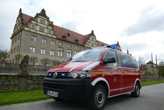 Schloss und Schlossgarten Weikersheim, Feuerwehrfahrzeug vor dem Südflügel