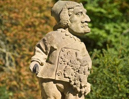 Drei Figuren aus der Zwergengalerie im Schlossgarten Weikersheim