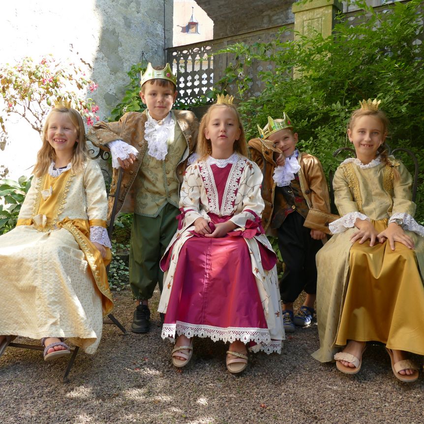 Schloss und Schlossgarten Weikersheim, verkleidete Kinder im Garten