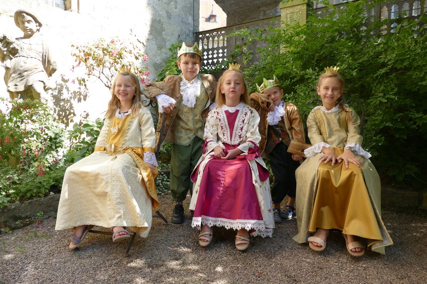 Schloss und Schlossgarten Weikersheim, verkleidete Kinder im Garten