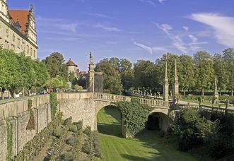 Blick ins Gartenparterre mit Brücke, Schloss Weikersheim