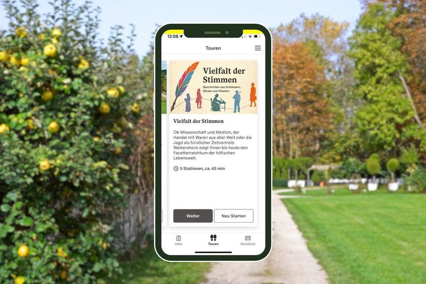 Smartphone mit Vielfalt-Tour im Garten von Schloss Weikersheim