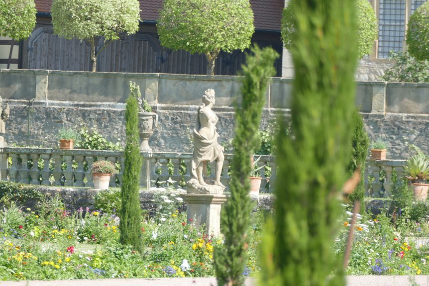 Schloss und Schlossgarten Weikersheim, Außen, Garten im Sommer