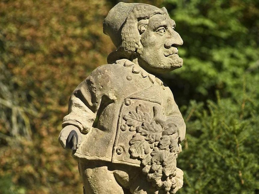 Hofjägermeister, Figur im Schlossgarten Weikersheim